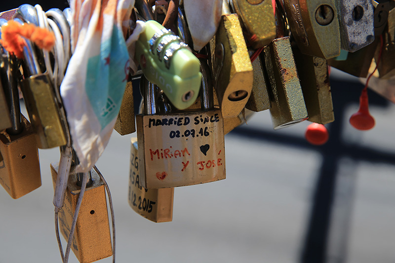 Miriam and José attached a love lock, seen here on August 23, 2016, to a light post on the Brooklyn Bridge. (Gordon Donovan/Yahoo News)