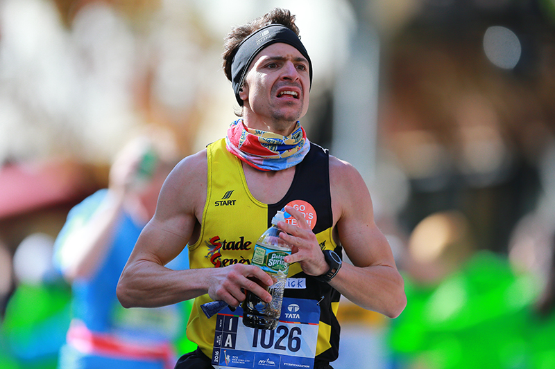 A man looks like he pushing through the pain as he runs up First Ave. during the 2016 New York City Marathon, Nov. 6, 2016. (Gordon Donovan/@YahooNews)