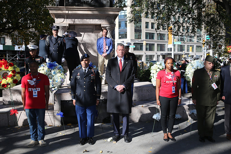 New York City Mayor Bill de Blasio stands with service members for a moment of silence during a ceremony before the Veterans Day parade in New York City on Nov. 11, 2016. (Gordon Donovan/Yahoo News)