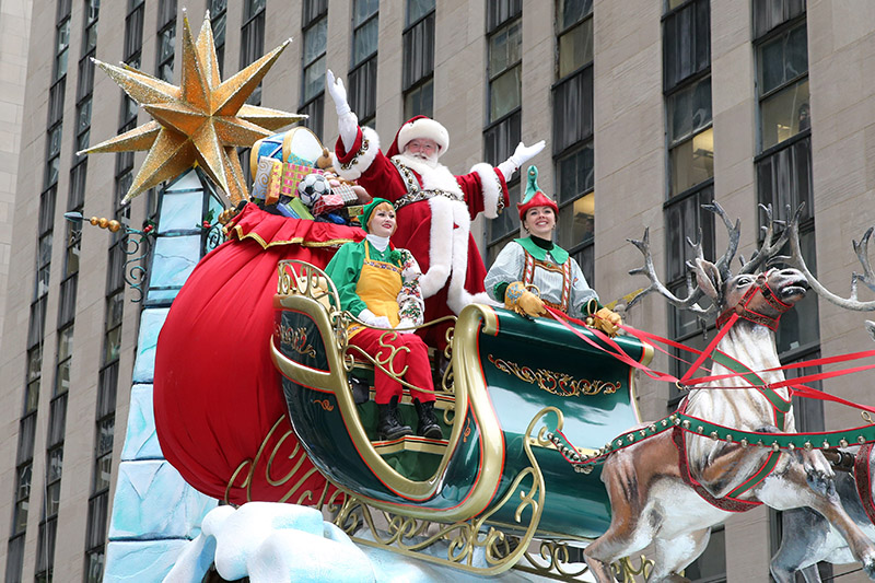 Santa Claus waves to the crowd aboard the Santa Sleigh float in the 90th Macy’s Thanksgiving Day Parade in New York, Thursday, Nov. 24, 2016. (Gordon Donovan/Yahoo News)