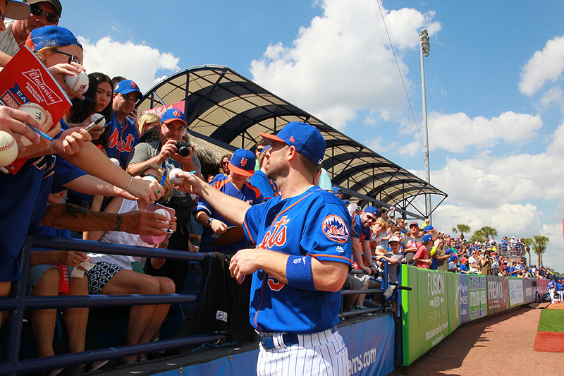 New York Mets David Wright (5) signs for fans before the baseball game against the Washington Nationals at First Data Field in Port St. Lucie, Fl., Saturday, Feb. 25, 2017. (Gordon Donovan/Yahoo Sports)
